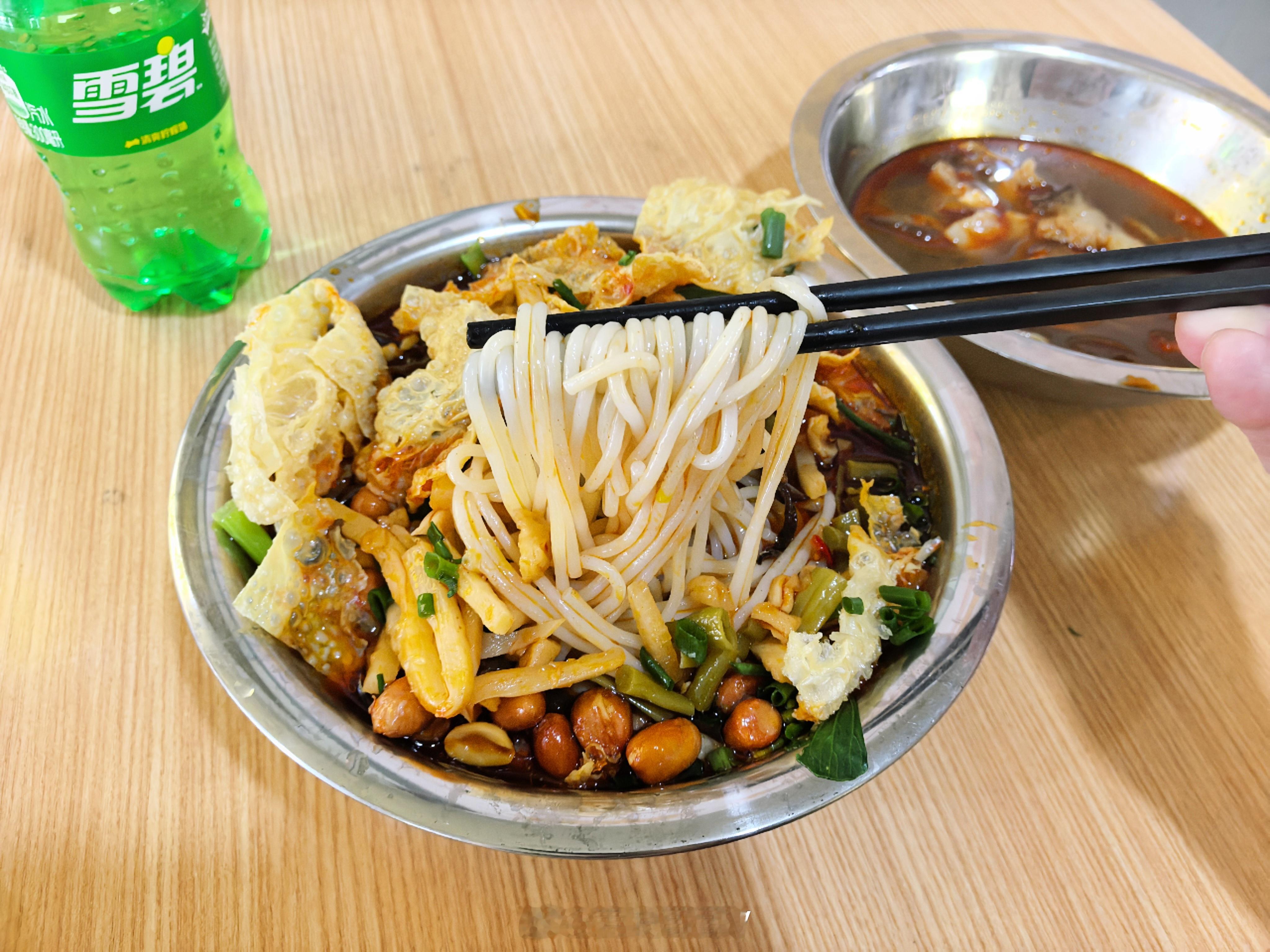 这边的螺蛳粉真便宜啊，一碗九块钱！然后点了猪耳朵是15，打车过来也才九块多，差不