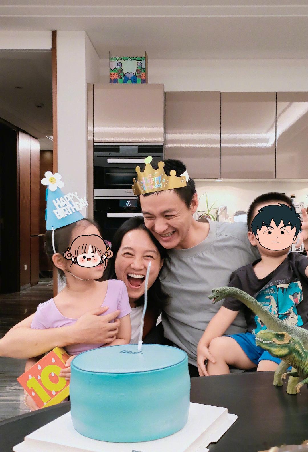 #朱丹晒一家四口庆生照#  周一围老师生日快乐 ​​​
