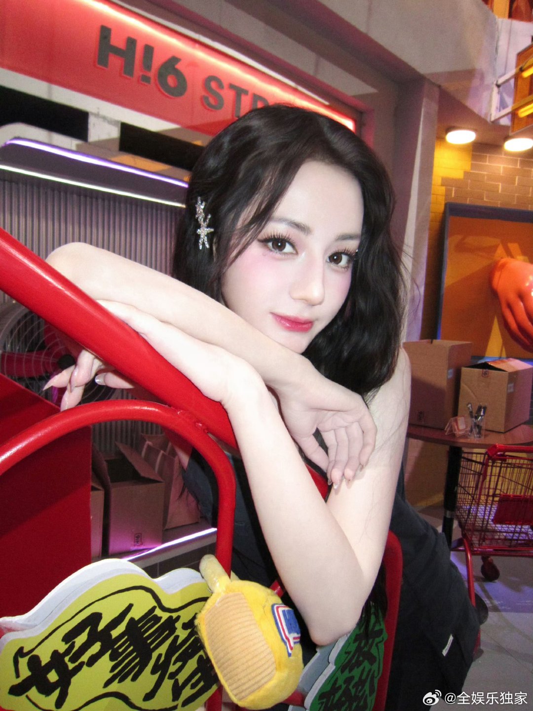 全员伪装的悬疑局里，热巴凭借细致观察撕开真相面纱，带领团队步步为营突破困境，每一