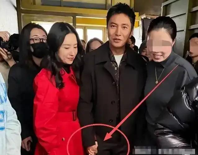 陈坤与董洁牵手同框引发热议仅1天，所谓“恶心事”不过是无端猜测的闹剧。此前，陈坤