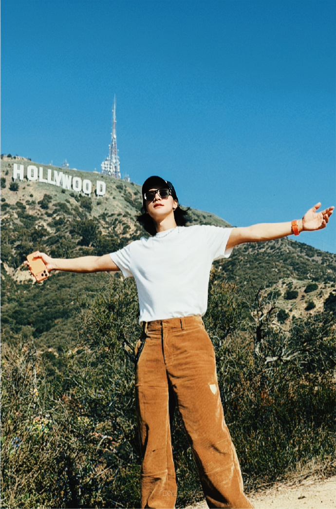 五天？短短五天他不仅参加了电影节还看了球赛？？？甚至还打卡了好几个地方并且追火车