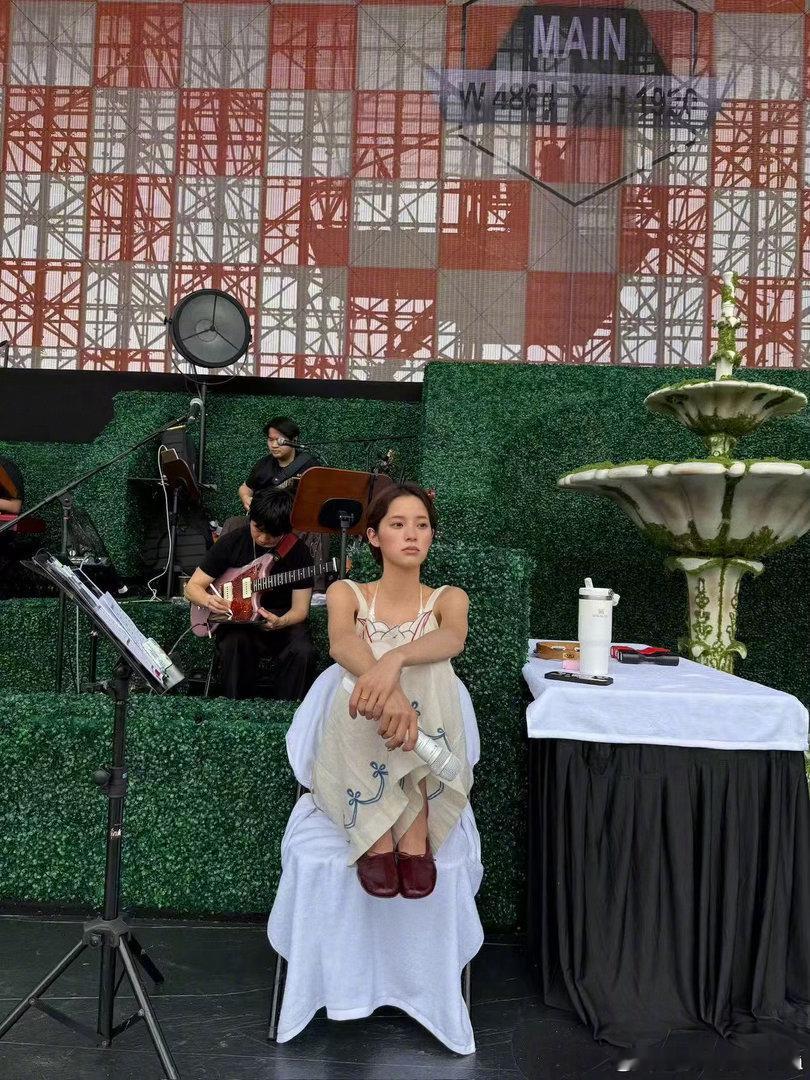 欧阳娜娜演唱会造型欧阳娜娜演唱会出图欧阳娜娜舞台造型从不千篇一律，整场巡演每套穿