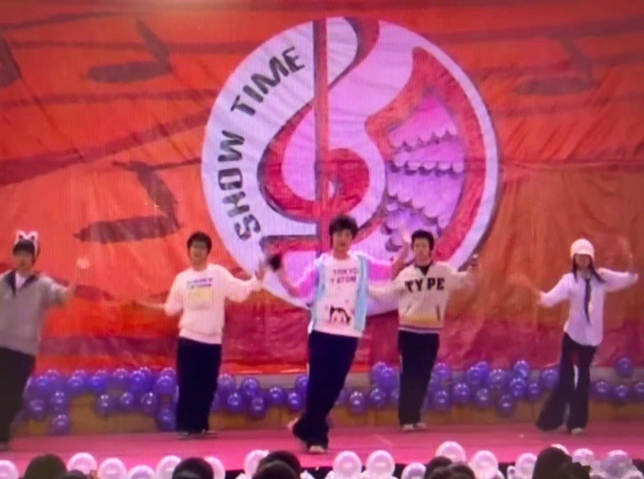 时间神奇地折叠了——17岁的他正站在舞台上唱歌，眼睛里有光，唱跳俱佳、台风稳、镜
