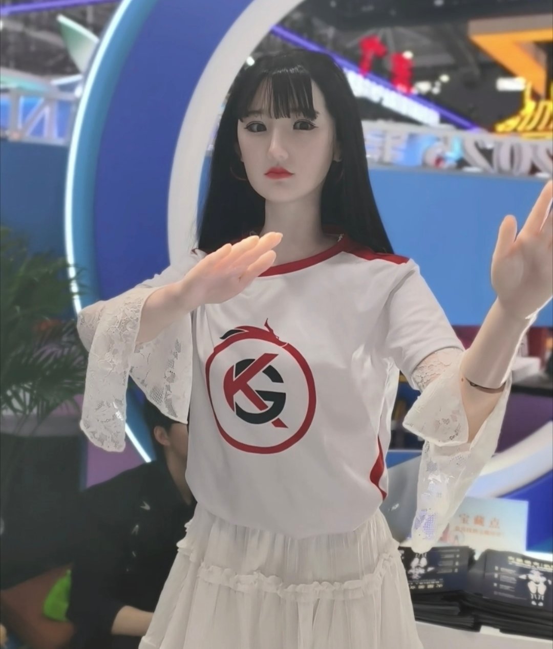 广交会休息中的中国人与外国人广交会明年请马斯克和黄仁勋来参展，那就能再提高一个档