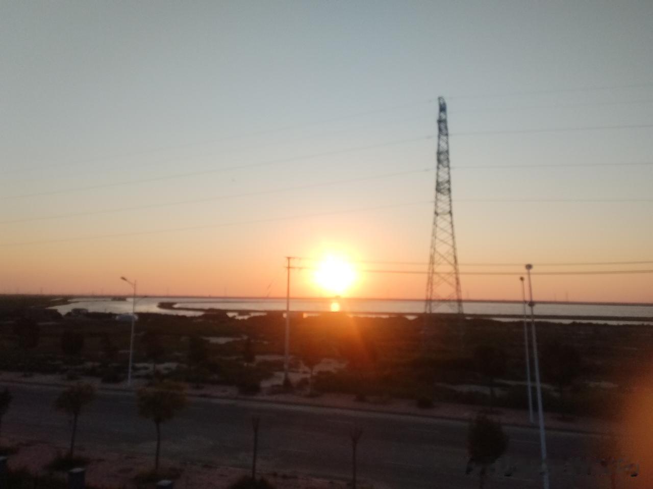 众友友早上好！
今天是8月9日星期天，日落时间5.19分，日落时间7.12分，白