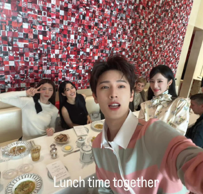 邝玲玲晒了李昀锐 王楚然 orm一起用餐合影