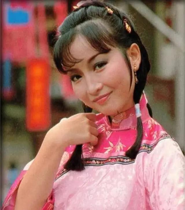 在80年代的香港电视界，她的古装扮相被广泛认可，与当时赵雅芝的“雅”不同，黄杏秀