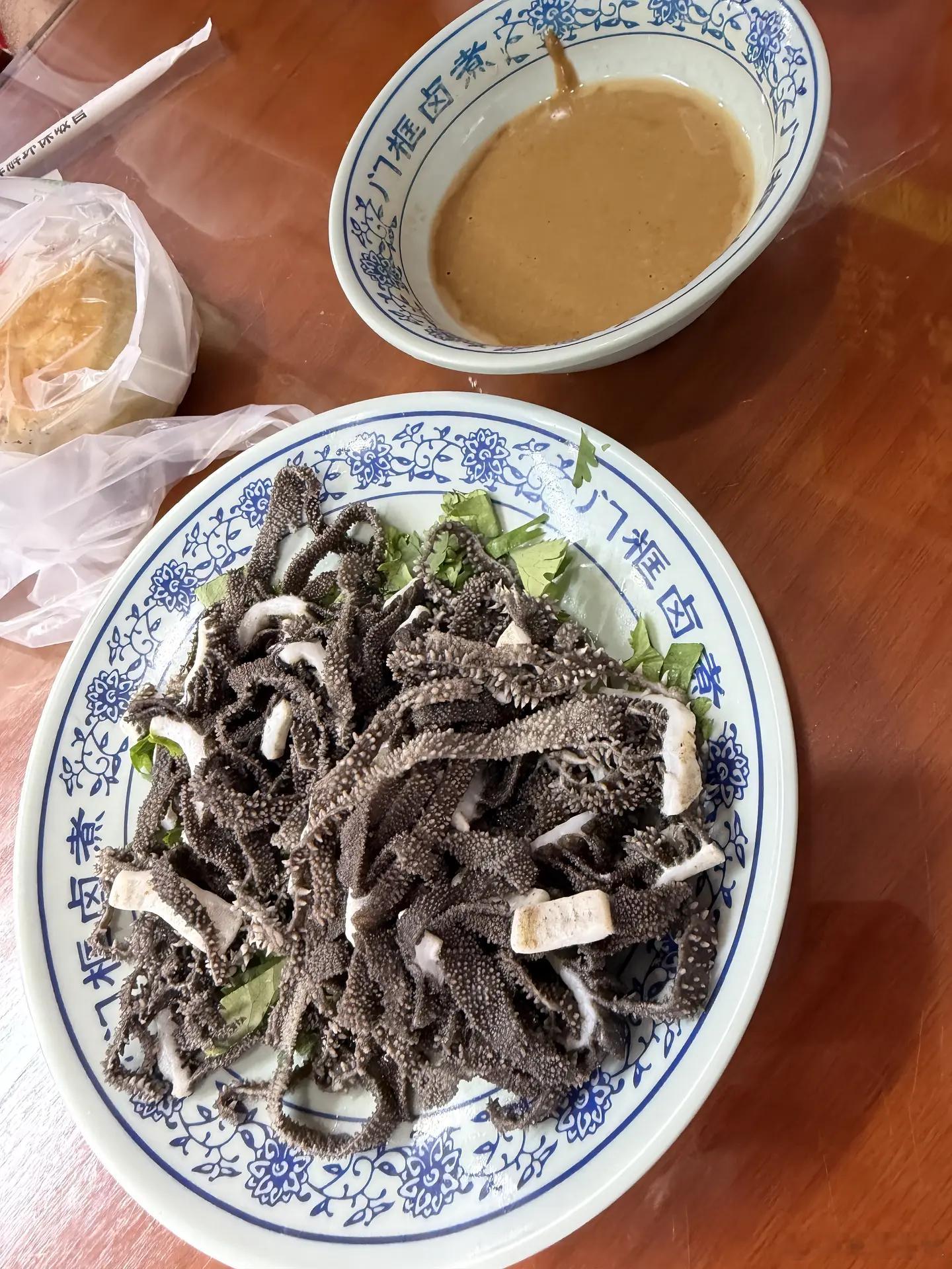 徐昕更新社媒动态，分享在北京集训期间的日常，品尝了地道的卤煮，看起来味道不错 