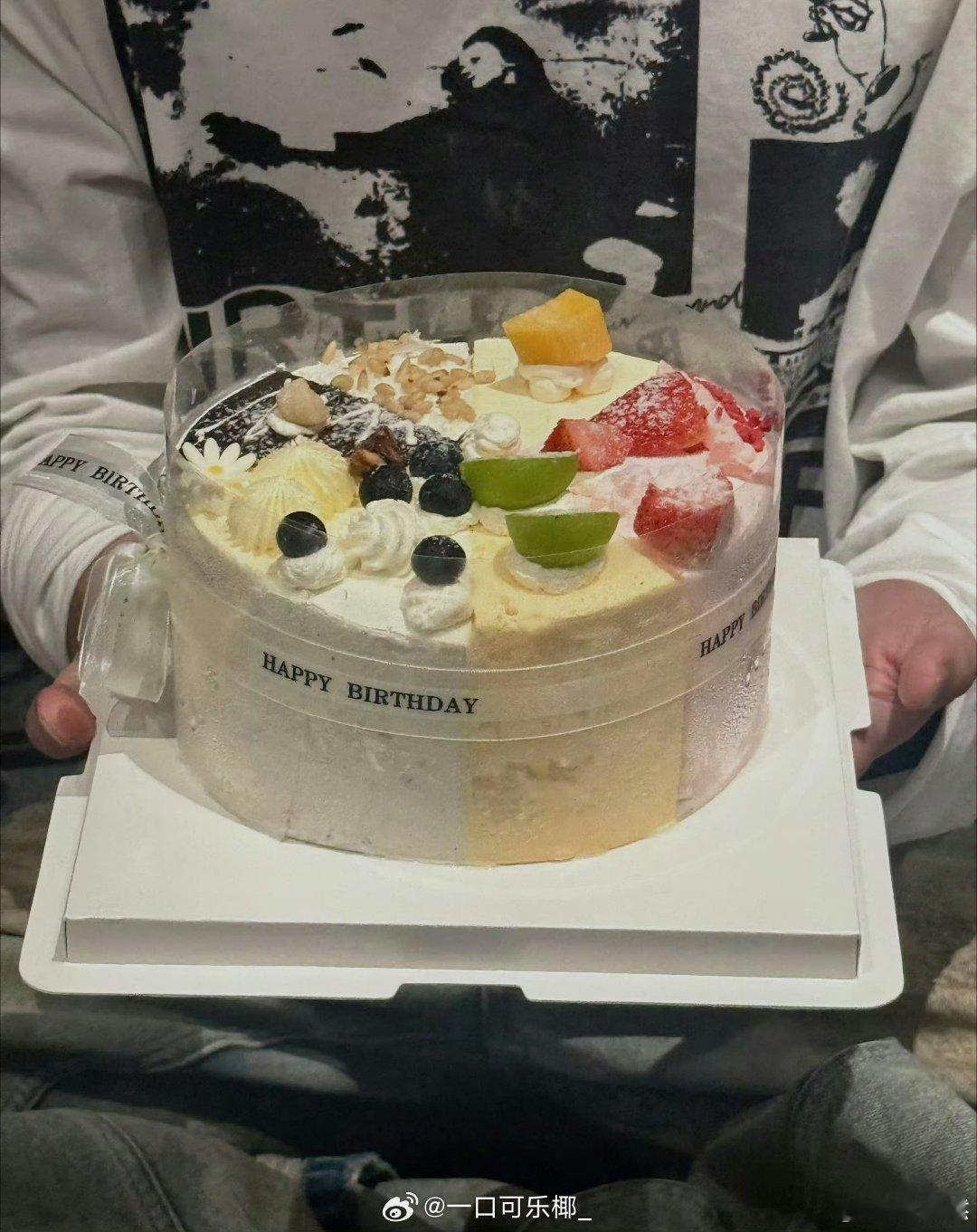 云旗生日照  祝云旗24岁生日快乐✨ 少年步履不停，怀揣热忱奔赴前路。愿往后和郝