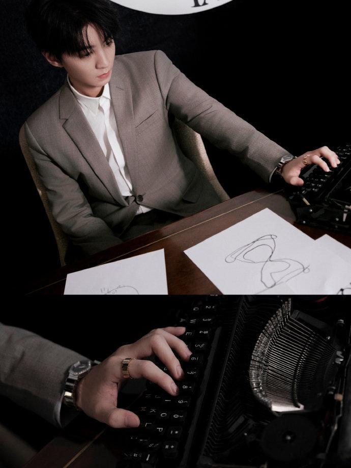 #王俊凯创意之旅即刻启程#王俊凯创意之旅启程，满是期待。灰色西装加身，执笔描摹姿