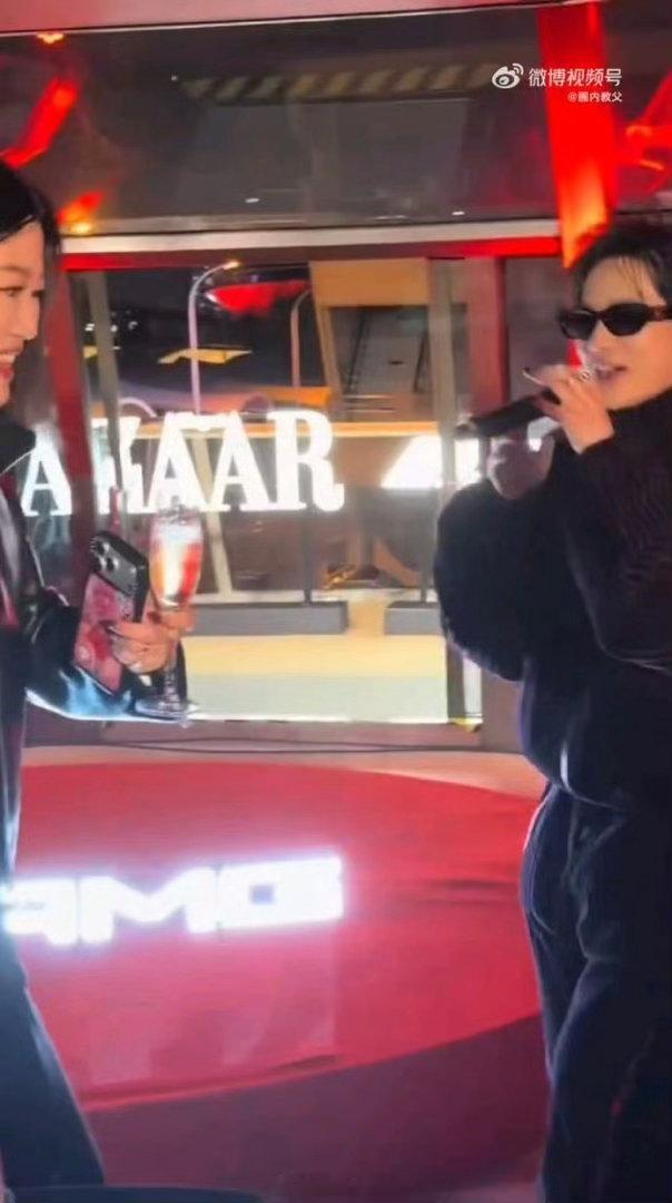 周震南搂着苏翊鸣唱BBB 看到周震南搂着苏翊鸣唱歌的那一刻，脑子里的次元壁哐当一