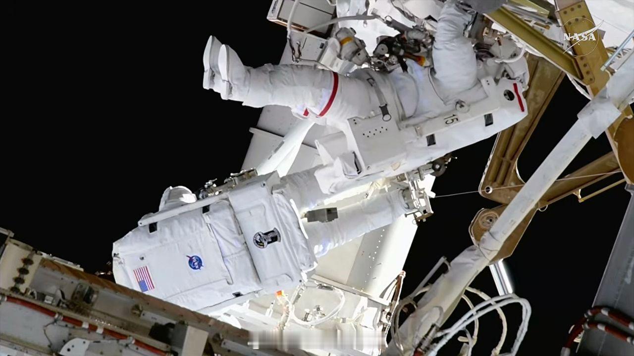 【NASA航天员完成6小时27分出舱】北京时间8月7日，NASA航天员 Jess
