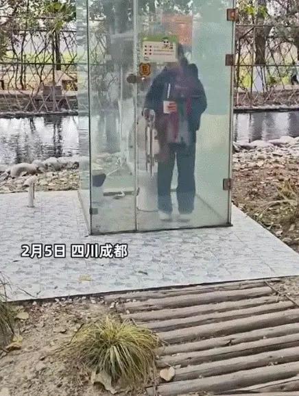 四川成都，一女子看到路边有一个透明厕所，女子就好奇，这个透明厕所里上厕所时，不是
