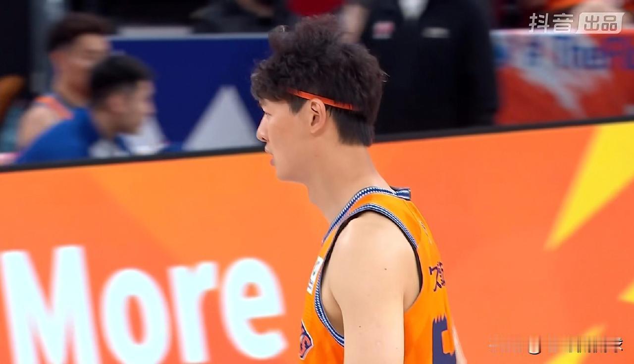 上海久事当家中锋王哲林真是毫无得分欲望！在今天上海久事主场以84：80战胜青岛崂
