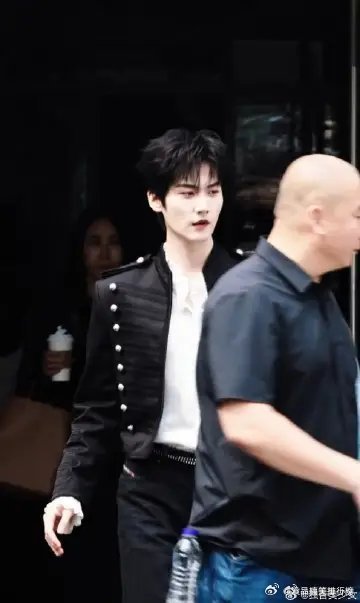 周柯宇宫廷风小王子造型周柯宇hi6小王子造型周柯宇驾驭宫廷风毫无压力，考究的服饰