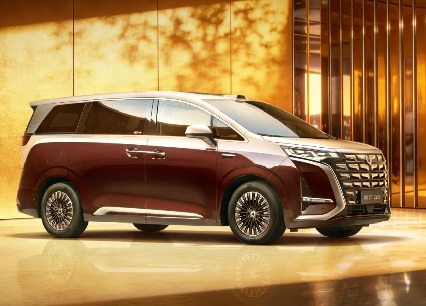 焕新升级！第二代腾势D9以第二代刀片电池重塑豪华MPV标准



新能源豪华MP