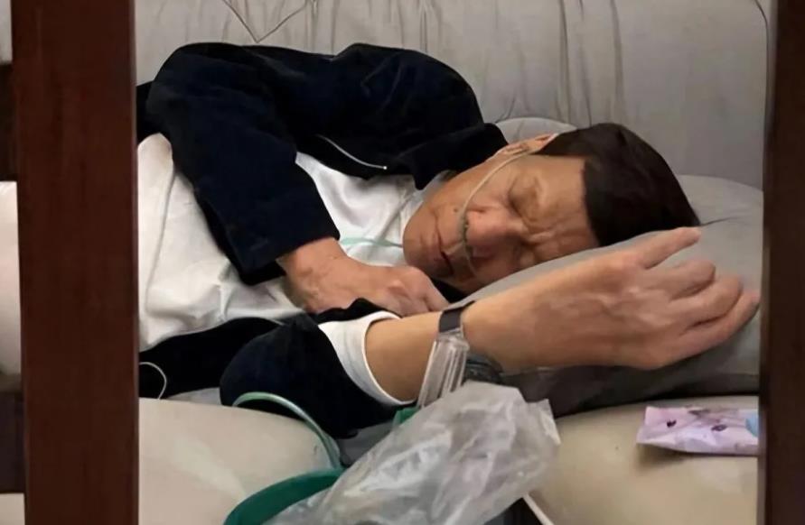 被小马科斯出卖被关进海牙国际刑事法庭监狱的杜特尔特前程未卜，生命岌岌可危。
当年