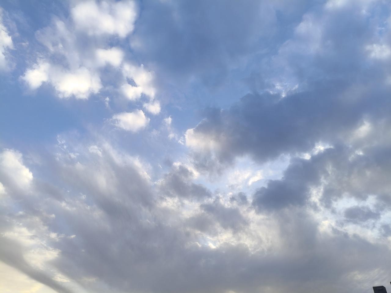 丙午雨水遥寄玉川
君在华山脚，
我住渭水头。
虽隔八百里，
往来不需舟。
太白一