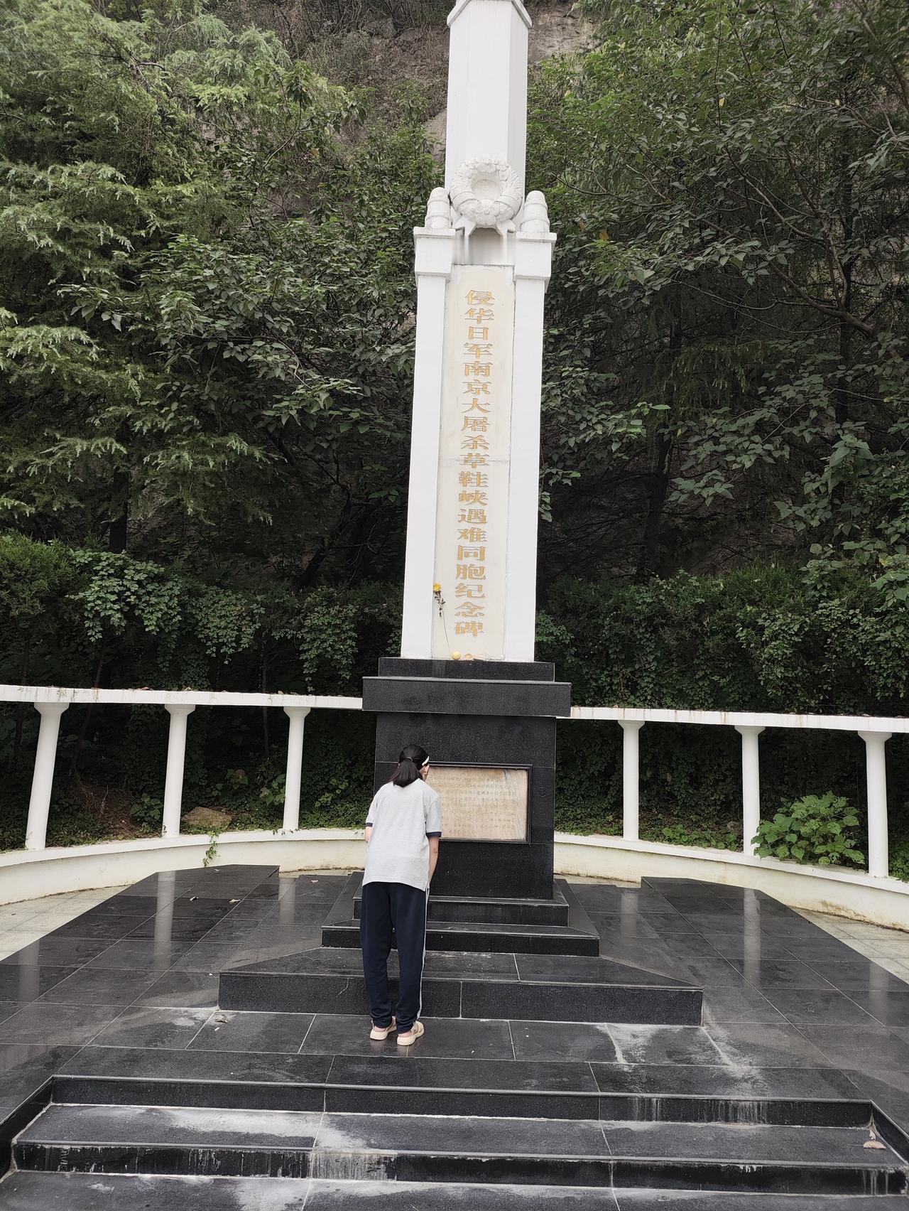 侵华日军南京大屠杀死难同胞丛葬地（草鞋峡）
 
幕府山麓的草鞋峡，依着浩浩长江，