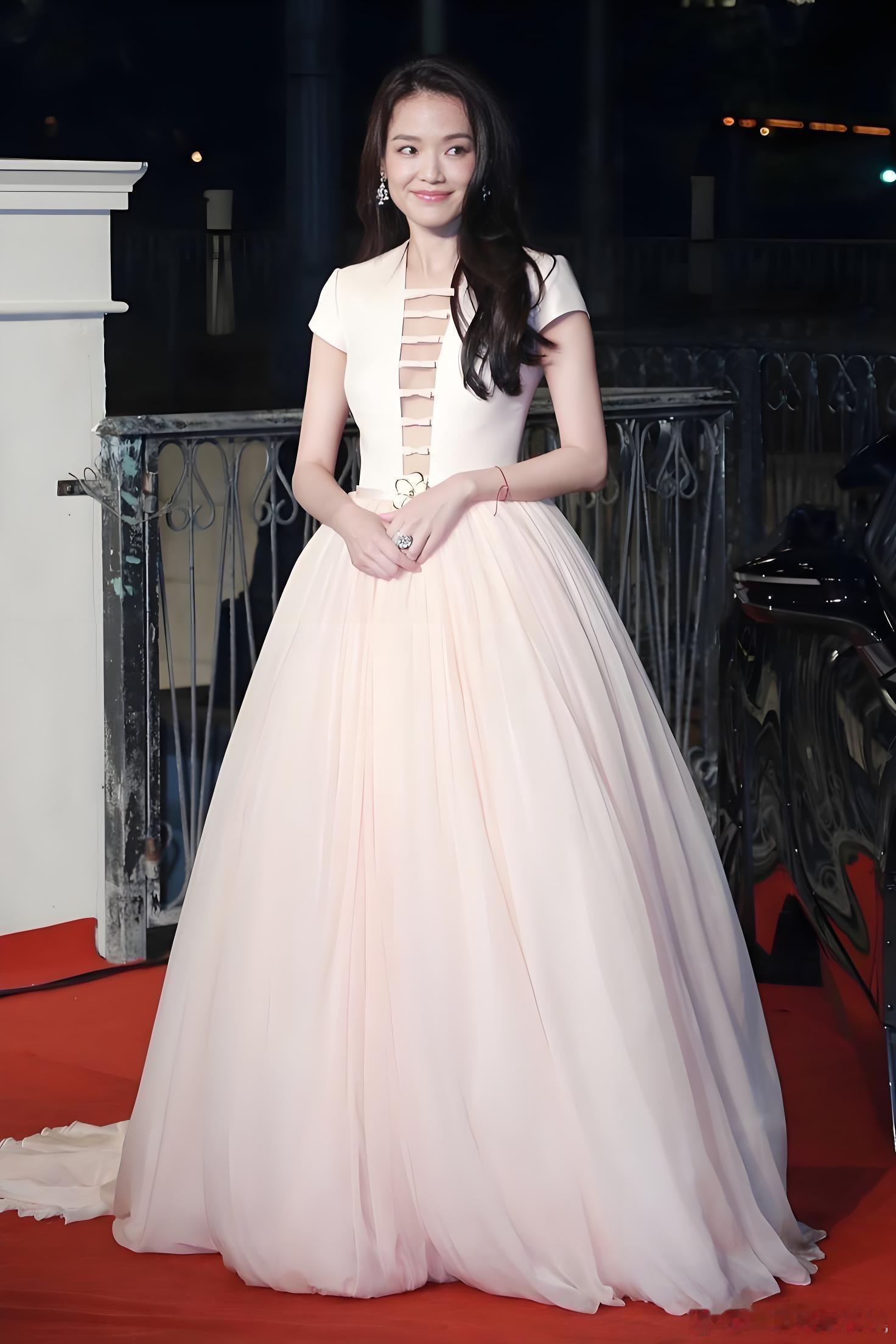 林女士红毯美照，印象中她基本没怎么出错过，除了近一年海外红毯有几次蛮特立独行的
