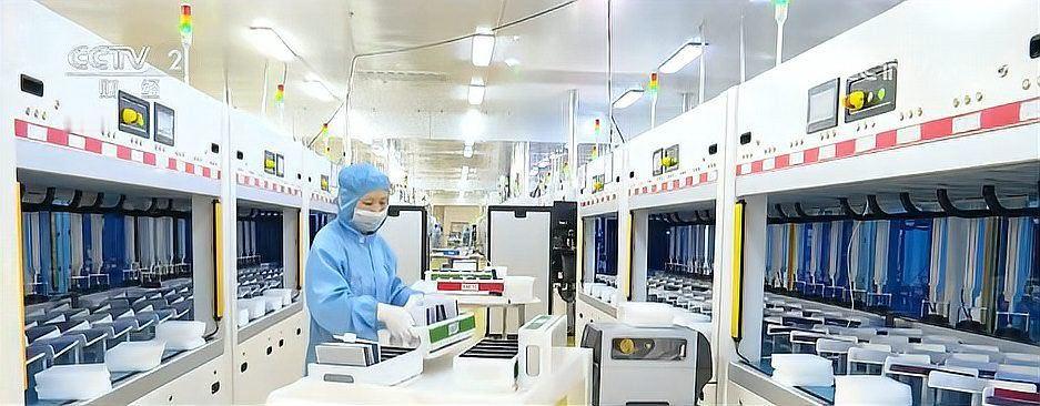 根据最新增值税发票数据，今年前11个月，计算机通信设备制造业销售收入同比增长12