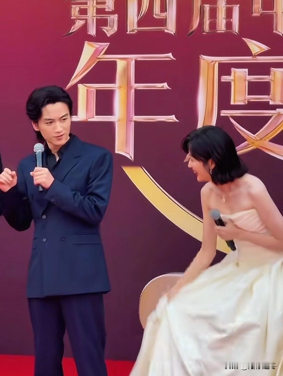 陈晓采访“嘴打瓢”，幸好孙千救场！[捂脸]
陈晓太可爱了，别看他在荧幕上神气的很