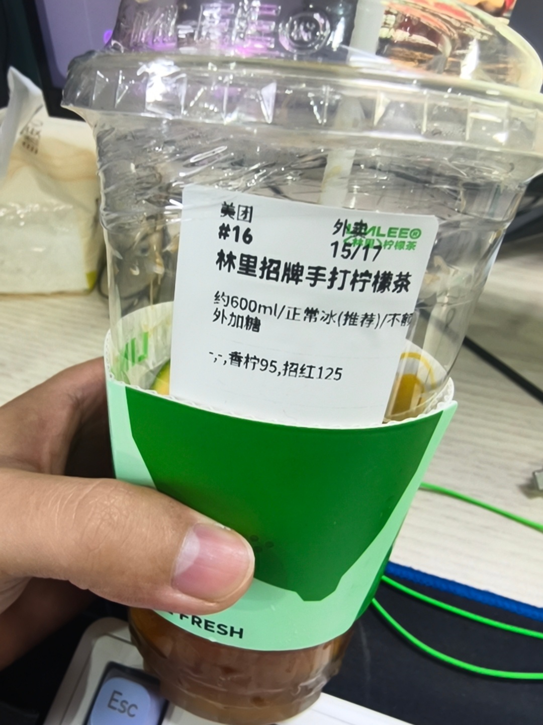 今天全公司点下午茶，结果就是原本不多的厕所开始排队了，男生女生都是，我看有个哥们