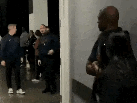 克里斯保罗通道等待道歉， 泰伦卢表情冷淡，无视径直离开。 