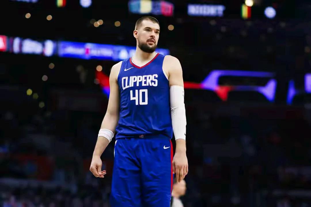 快船目前有12份正式合同，需交易威少，塔克和海兰德，清理空间。
第一，快船首发，