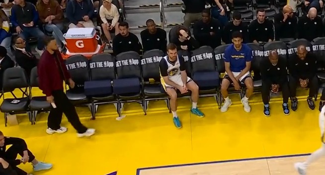 勇士可怜兮兮的替补席  森林狼vs勇士