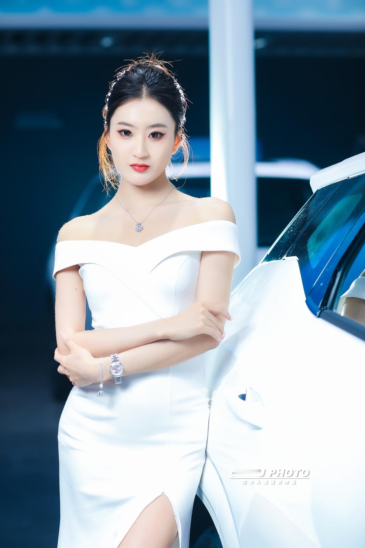 2025重庆汽车消费节长安汽车展台模特小姐姐