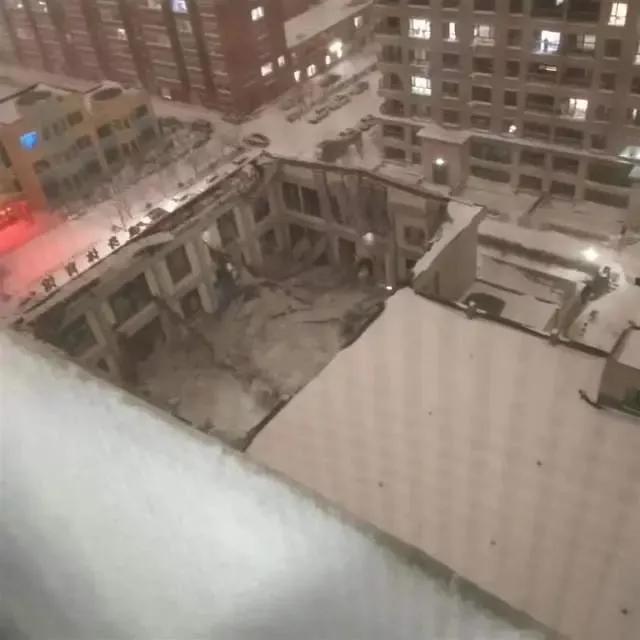 黑龙江到底怎么了？齐齐哈尔三十四中学体育馆坍塌，带走了11名师生！孩子是无辜的、