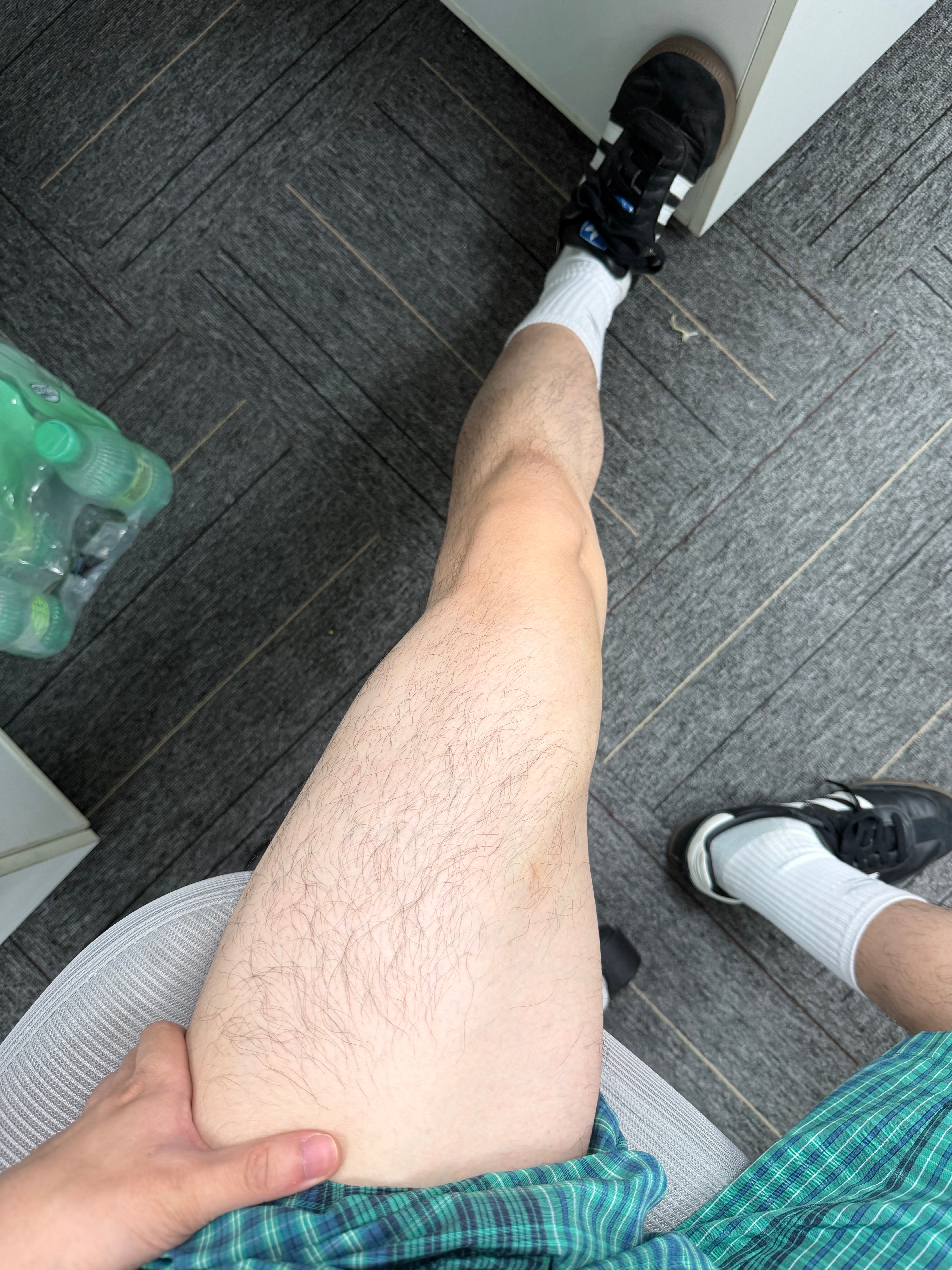 我：“练腿之后腿粗了很多”同事上手锤了锤，“还硬硬的，不像我都肥肉”转过身去突然