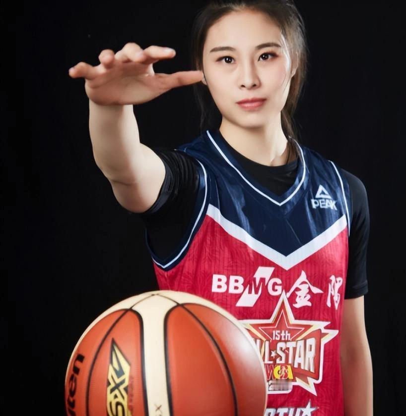 李月汝来不了，王思雨也伤了，宫鲁鸣手里能用的牌不算多。偏偏世界杯开幕这天，队长袖