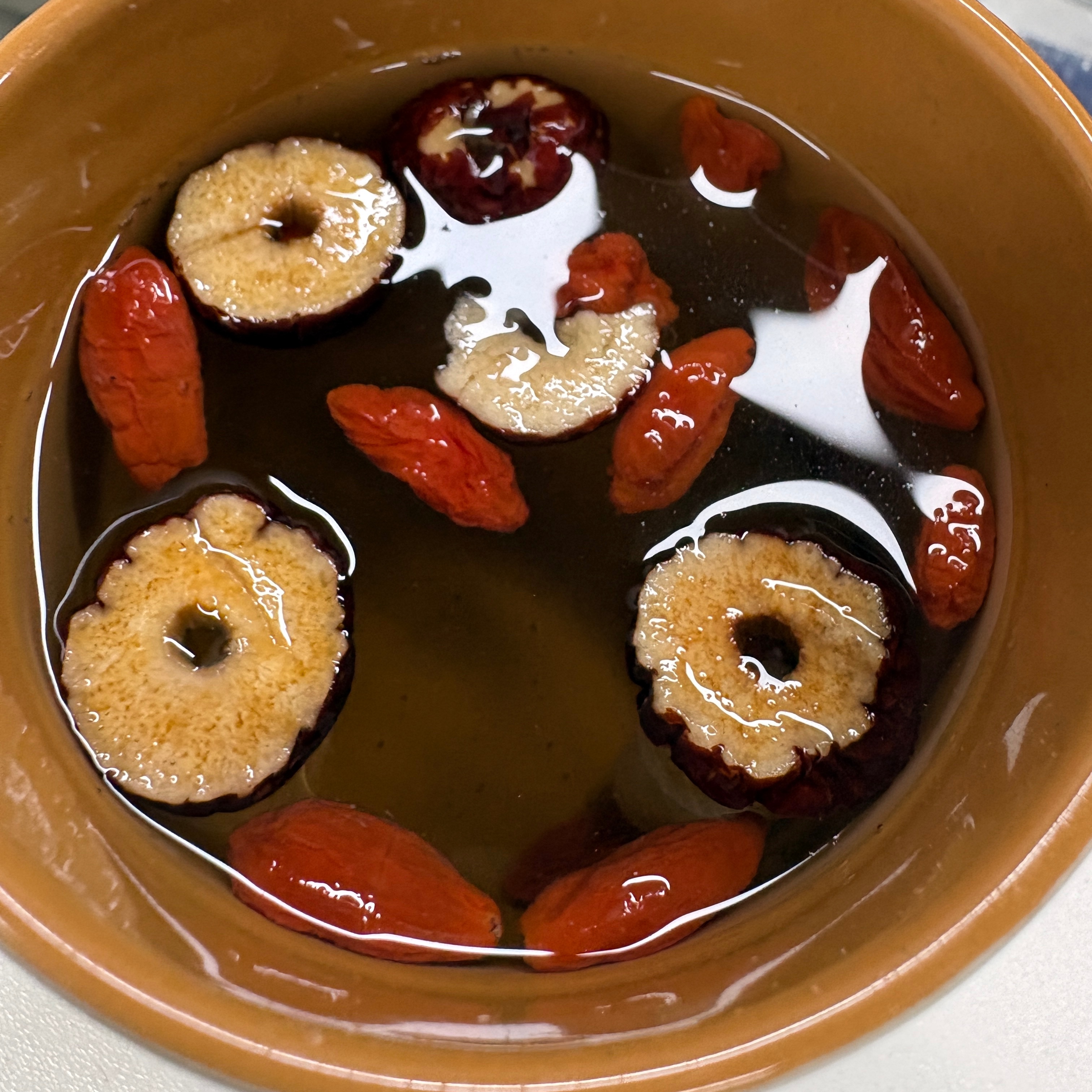 连续两天熬了夜泡点红枣枸杞不知道能不能补点回来图个心理安慰吧