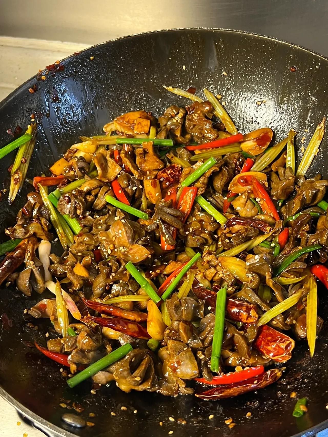学会了这一锅，你还不得上天了？这还不得惊艳全家人啊……家人们！！！酸辣鸡胗真的太