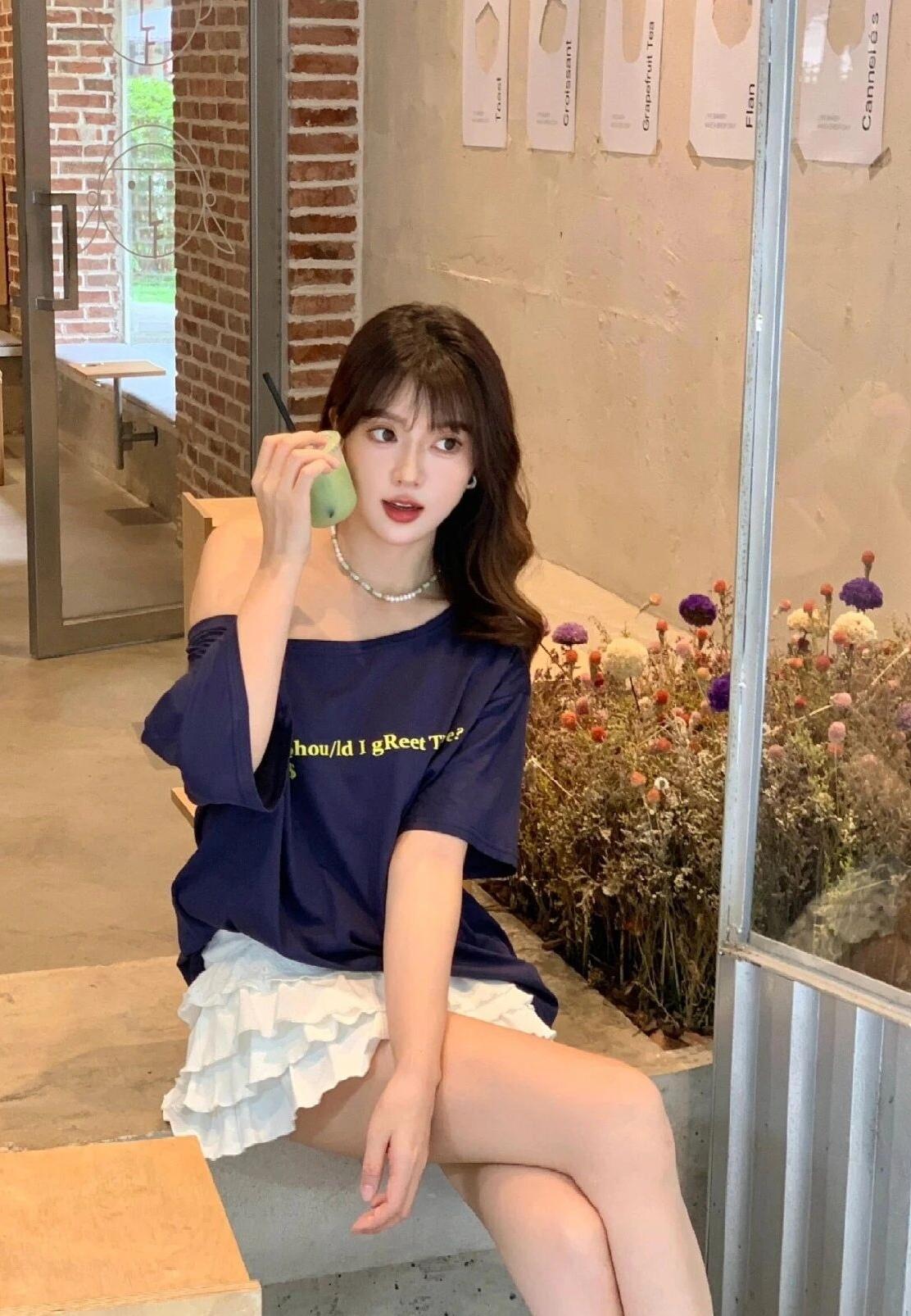 夏日穿搭指南：清新绿植背景，甜美少女风