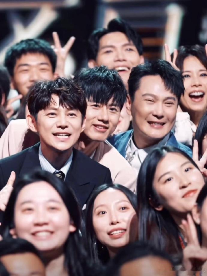 张杰更多惊喜就在今晚的鸟巢 今晚鸟巢舞台悬念升级，张杰剧透惊喜不断，快乐家族重聚