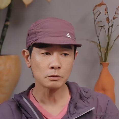 59岁的陈小春活得十分通透，他在节目里坦言不敢退休。并非要负担两个儿子开销，而是