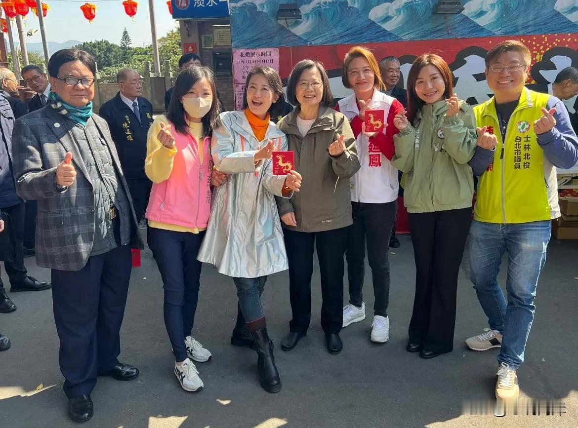 蔡英文整个春节期间都在跑宫庙发放红包。台湾政治人物喜欢在节日期间去庙宇活动，目的