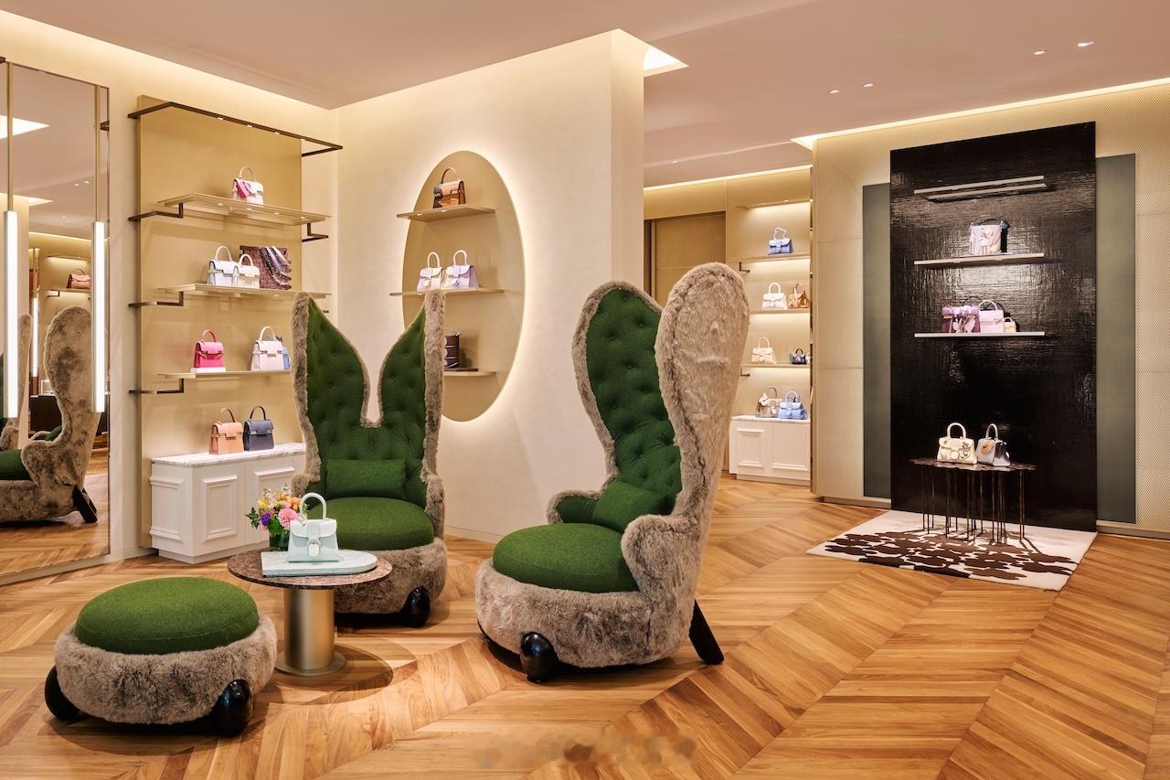 精品店以品牌精湛工艺与创意为桥梁，与中国文化展开对话。经过精心构思的空间，引领宾
