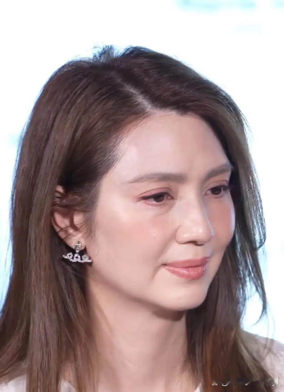 洪欣真实皮肤状态曝光，自然质感尽显本色 