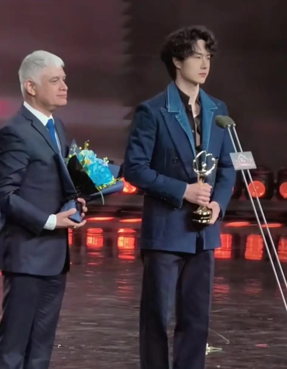 王一博演技好不好，
我不做任何的评价，
但是最主要一点的不得不说一下，那就是他的