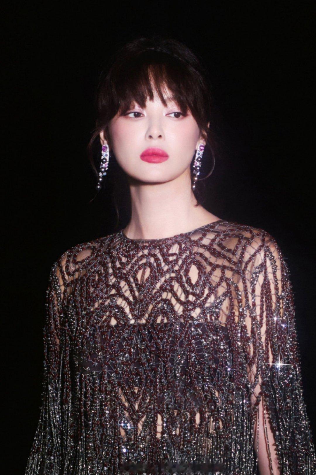 辛芷蕾身穿Elie Saab 2026 春夏高级定制礼服，佩戴CHANEL珠宝亮