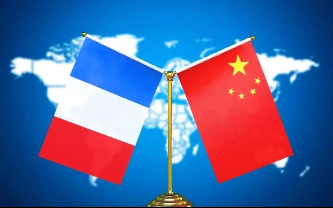 荷兰那边也是够绝，大半夜把DUV光刻机的出口许可给撕了。

       几台机