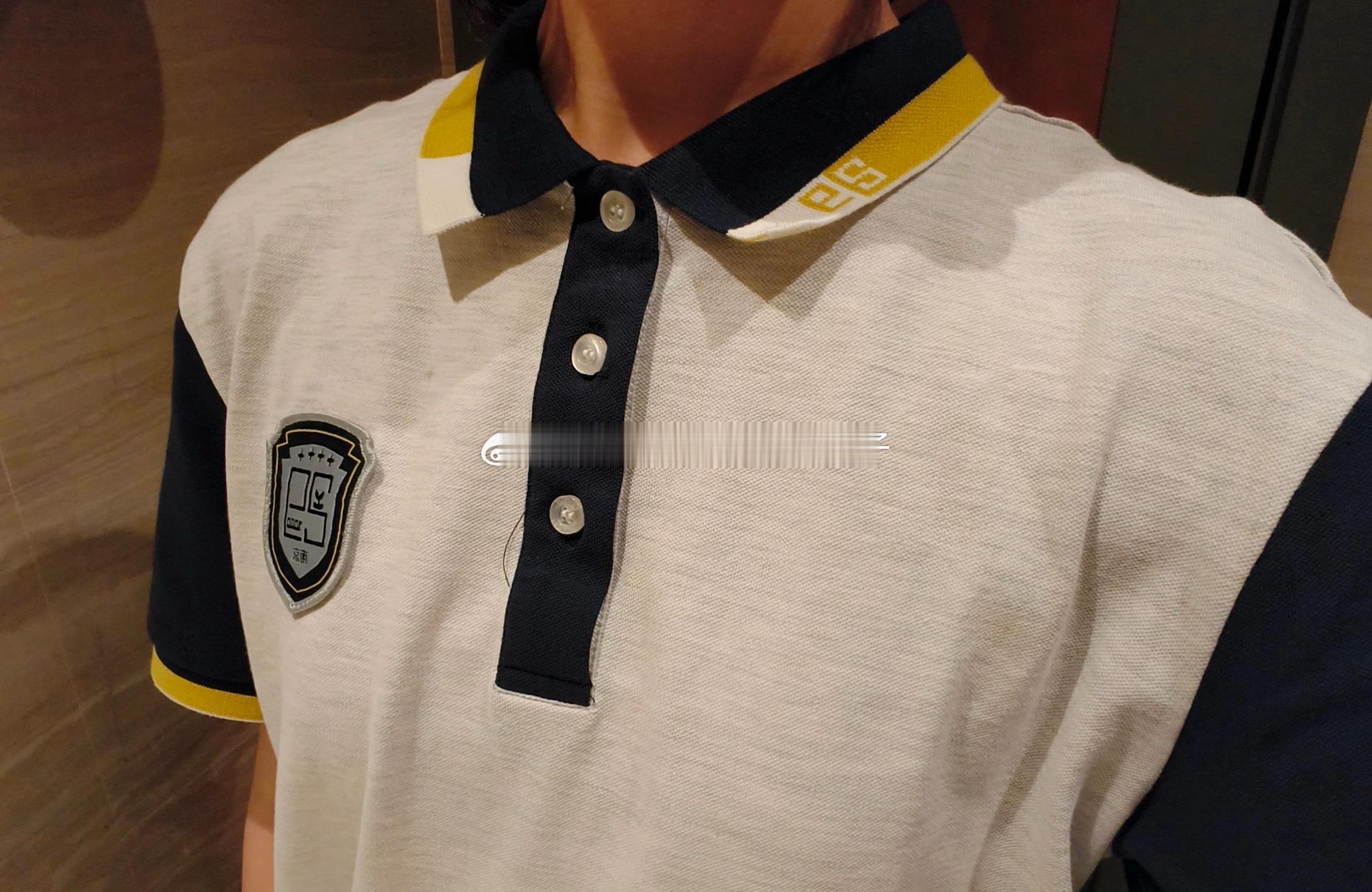 深圳校服火了背后是教育边界问题这也挺好的，自主选择购买，孩子会长个，大小可以随时