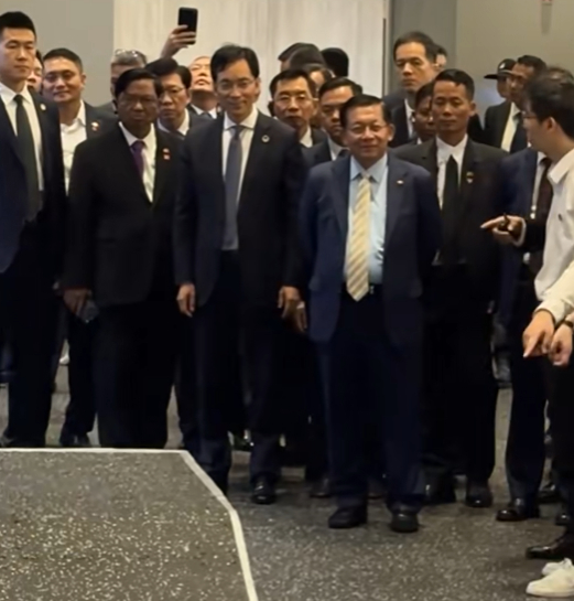 【#缅甸总统敏昂莱参访宇树科技#，机器人现场演示写毛笔字】据中国蓝新闻19日消息