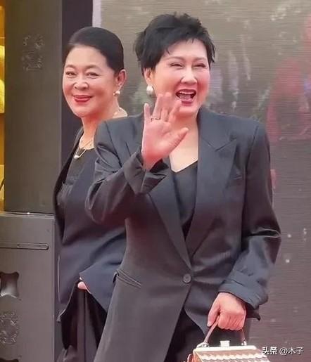 63岁张凯丽对着只大自己3岁的倪萍喊“妈”，这大概是开年最让人意外又爆笑的综艺名