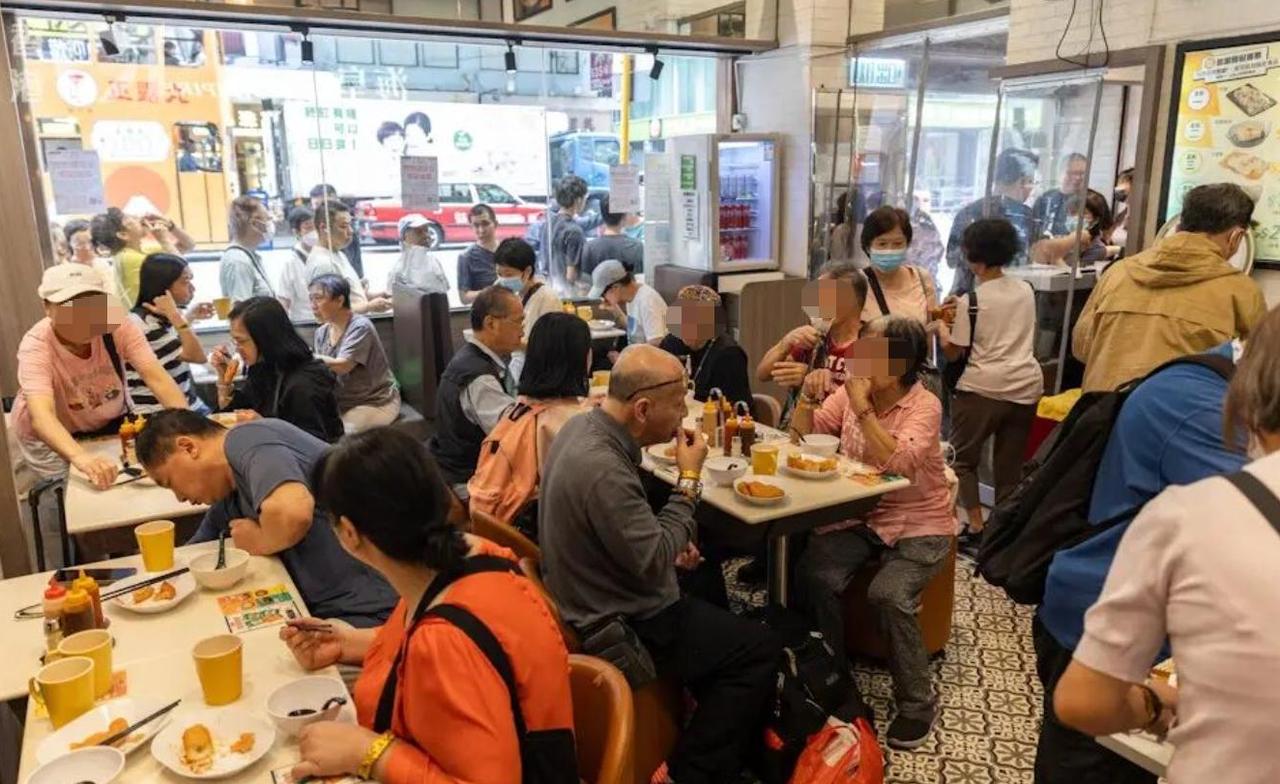 半年关300家店，七成都是餐饮店

如今不光内地的港台老牌餐饮扛不住，香港本土餐