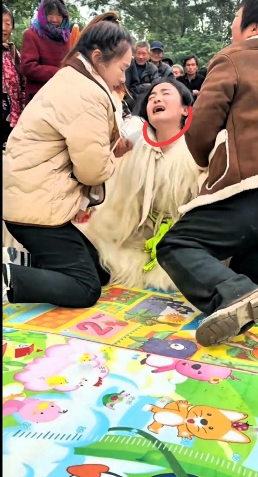 别光羡慕哭灵人一小时挣500元，这碗饭真没那么好吃！
 
邻居家办丧事请的哭灵人